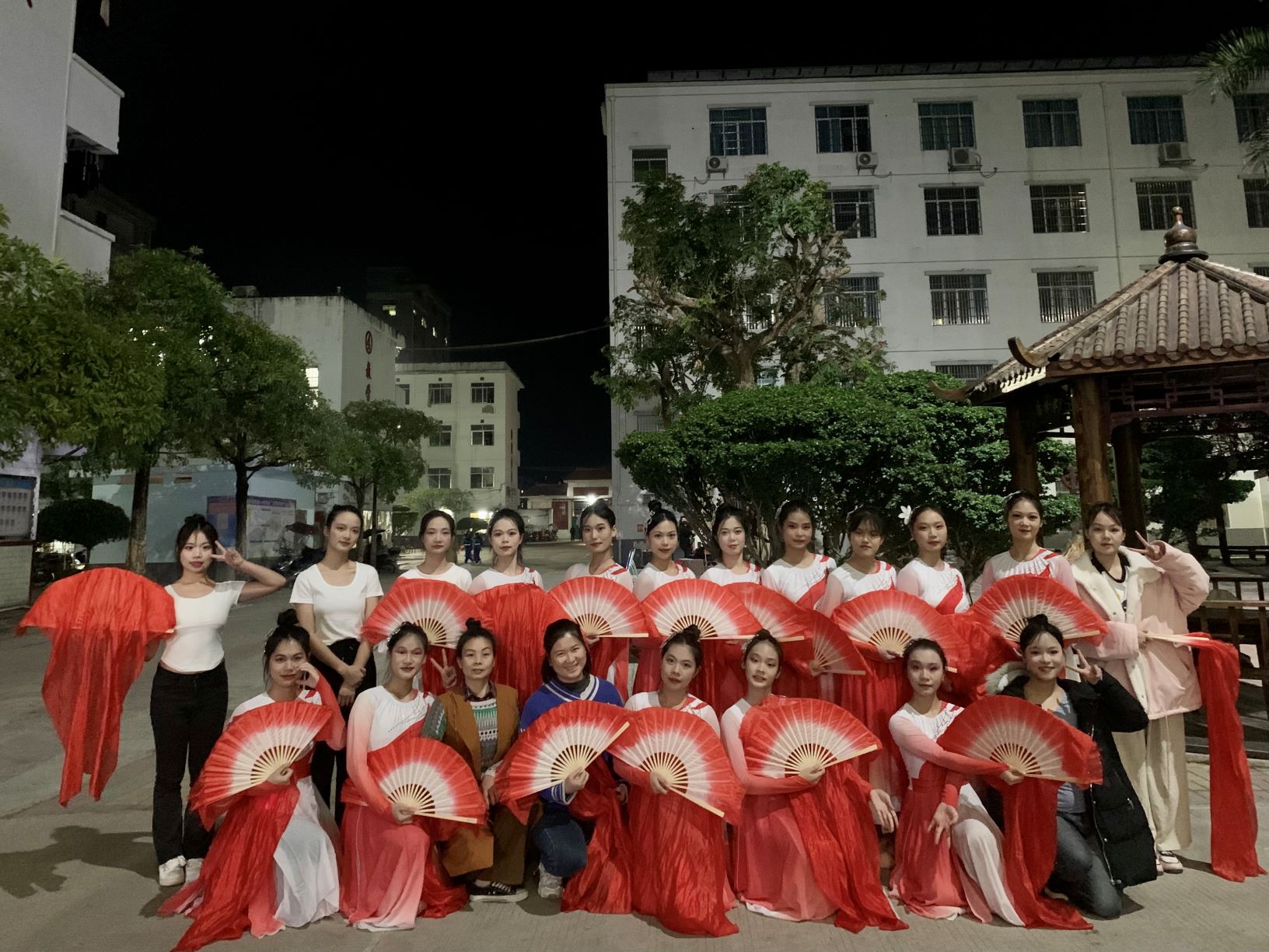 乐提升官网（中国）科技公司到木乐一中绘画展示、参与晚会表演