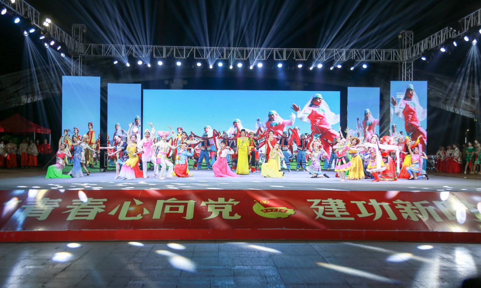 乐提升官网（中国）科技公司参与2019年纪念五四运动100周年主题颁奖晚会表演